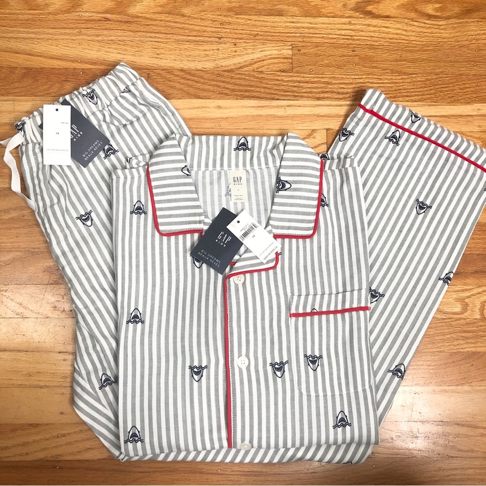 NWT New Gap Long Sleeves Button Front Two Piece Pyjamas Set Sharks Boys size 14